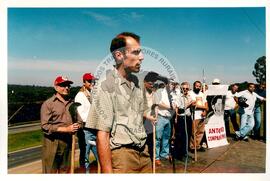 Inauguração do Monumento em homenagem a Antônio Tavares Pereira (Curitiba-PR, 01 mai. 2001) [fotografia] / Fotógrafo(a) : Douglas Mansur. -- Ref.: BR-SPMST_MST-SN-CIN_AMP_001025-007994-ELF.