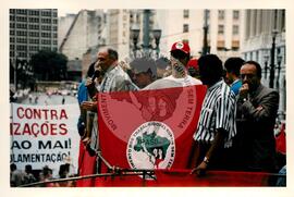 Mobilização (São Paulo-SP, 17 abr. 1988) [fotografia] / Fotógrafo(a) : Douglas Mansur. -- Ref.: BR-SPMST_MST-SN-CIN_AMP_000373-001869-AMT.