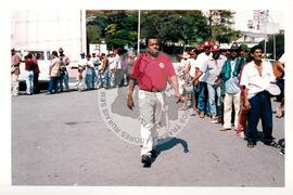 Mobilização no 1º de Maio (São Paulo (Estado), 01 mai. 1999) [fotografia] / Fotógrafo(a) : Douglas Mansur. -- Ref.: BR-SPMST_MST-SN-CIN_AMP_000394-002194-AMT.