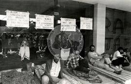 Manifestação em frente ao INCRA no Dia do Trabalhador Rural (Porto Alegre-RS, 27 jul. 1986) [fotografia] / Fotógrafo(a) : Karine Emerich. -- Ref.: BR-SPMST_MST-SN-CIN_AMP_000451-002593-AMT.