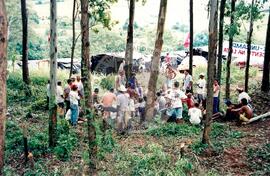 Acampamento " Nova Canudos- Fazenda Engenheiro D'Agua" do MST (Porto Feliz-SP, fev. 1999) [fotografia] / Fotógrafo(a) : Douglas Mansur. -- Ref.: BR-SPMST_MST-SN-CIN_AMP_000046-000239-ACP.