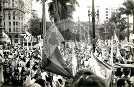 Comício do Senador Suplicy candidato derrotado à prefeitura (São Paulo (Estado), 01 nov. 1992) [fotografia] / Fotógrafo(a) : Debora Lerrer ; Douglas Mansur. -- Ref.: BR-SPMST_MST-SN-CIN_AMP_000385-002121-AMT.
