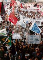 Manifestação pró Impechment - UNE E CUT (São Paulo (Estado), 25 ago. 1992) [fotografia] / Fotógrafo(a) : Juan Pezzeto. -- Ref.: BR-SPMST_MST-SN-CIN_AMP_000384-002078-AMT.