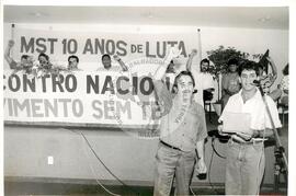 Encontro Nacional, 7o (Salvador-BA, dez. 1992) [fotografia] / Fotógrafo(a) : Douglas Mansur. -- Ref.: BR-SPMST_MST-SN-CIN_AMP_000994-007793-ENC.