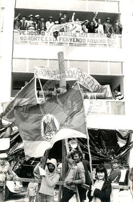 600 trabalhadores ocupam o prédio do INCRA (Porto Alegre-RS, 28 jul. 1986) [fotografia] / Fotógrafo(a) : Denise Neumann ; Karine Emerich. -- Ref.: BR-SPMST_MST-SN-CIN_AMP_001840-014027-OCU.