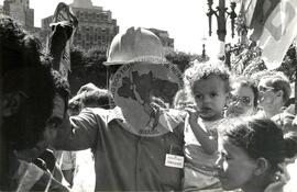 Mobilização no 1º de Maio na Praça da Sé (São Paulo-SP, 01 mai. 1986) [fotografia] / Fotógrafo(a) : Regina Vilela. -- Ref.: BR-SPMST_MST-SN-CIN_AMP_000366-001761-AMT.