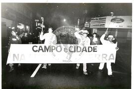 Vígiila pela Reforma Agrária no Sindicato dos Metalúrgicos (São Bernardo do Campo-SP, 25 abr. 1992) [fotografia] / Fotógrafo(a) : Douglas Mansur. -- Ref.: BR-SPMST_MST-SN-CIN_AMP_000383-002037-AMT.