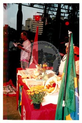 Mobilização para Marcha das Mulheres do acampamento "Terra sem males" do MST na Praça da Sé (São Paulo-SP, 08 mar. 2002) [fotografia] / Fotógrafo(a) : Arquivo MST. -- Ref.: BR-SPMST_MST-SN-CIN_AMP_000399-002279-AMT.