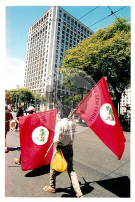Mobilização para Marcha das Mulheres do acampamento "Terra sem males" do MST na Praça da Sé (São Paulo-SP, 08 mar. 2002) [fotografia] / Fotógrafo(a) : Arquivo MST. -- Ref.: BR-SPMST_MST-SN-CIN_AMP_000399-002287-AMT.
