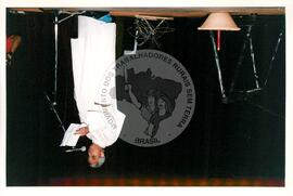 Mística de Abertura do Tribunal (Curitiba-PR, 02 mai. 2001) [fotografia] / Fotógrafo(a) : Douglas Mansur. -- Ref.: BR-SPMST_MST-SN-CIN_AMP_001917-014331-SJM.