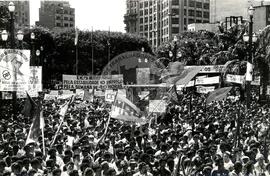 Mobilização no 1º de Maio na Praça da Sé (São Paulo-SP, 01 mai. 1986) [fotografia] / Fotógrafo(a) : Regina Vilela. -- Ref.: BR-SPMST_MST-SN-CIN_AMP_000366-001759-AMT.