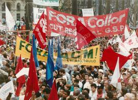 Manifestação pró Impechment - UNE E CUT (São Paulo (Estado), 25 ago. 1992) [fotografia] / Fotógrafo(a) : Juan Pezzeto. -- Ref.: BR-SPMST_MST-SN-CIN_AMP_000384-002062-AMT.