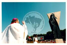 Inauguração do Monumento em homenagem a Antônio Tavares Pereira (Curitiba-PR, 01 mai. 2001) [fotografia] / Fotógrafo(a) : Douglas Mansur. -- Ref.: BR-SPMST_MST-SN-CIN_AMP_001025-008014-ELF.