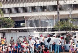 Mobilização no INCRA (Fortaleza-CE, 14 ago. 1998) [fotografia] / Fotógrafo(a) : Estácio Júnior. -- Ref.: BR-SPMST_MST-SN-CIN_AMP_000513-002916-AMT.