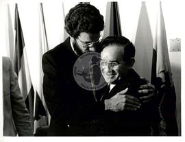 Posse de Dante de Oliveira no Ministerio da Reforma e Desenvolvimento Agrário (Distrito Federal (Brasil), 29 mai. 1985) [fotografia] / Fotógrafo(a) : Leandro Abreu. -- Ref.: BR-SPMST_MST-SN-CIN_AMP_000645-003648-ARV.