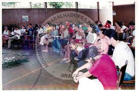 Plenária no Encontro Nacional de Militantes da Comunicação (Ribeirão Preto-SP, 02 dez. 2002) [fotografia] / Fotógrafo(a) : Leticia Barqueta. -- Ref.: BR-SPMST_MST-SN-CIN_AMP_000953-007578-ENC.