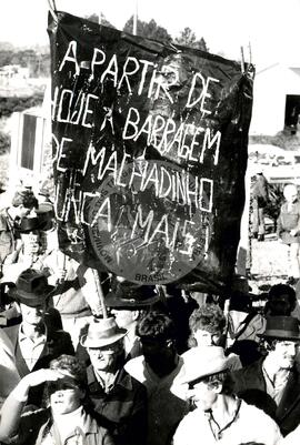 Manifestação contra a barragem de "Machadinha" (Erechim-RS, 25 jul. 1988) [fotografia] / Fotógrafo(a) : Douglas Mansur. -- Ref.: BR-SPMST_MST-SN-CIN_AMP_000457-002671-AMT.