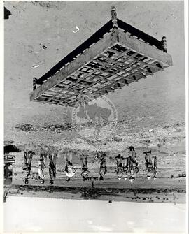 Despejo com repressão Fazenda Ribeirão dos Bugres (Getulina-SP, [sem data]) [fotografia] / Fotógrafo(a) : Douglas Mansur ; Januário F. da Silva. -- Ref.: BR-SPMST_MST-SN-CIN_AMP_001804-013016-VPP.