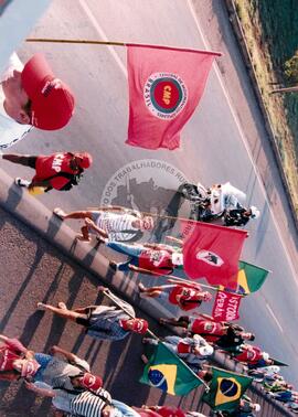 Chegada da Marcha Popular à Brasília (Brasília-DF, 07 out. 1999) [fotografia] / Fotógrafo(a) : Douglas Mansur. -- Ref.: BR-SPMST_MST-SN-CIN_AMP_001396-011012-MAC.