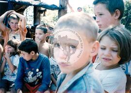 Assentamento "Figueira" do MST (Paraná, [sem data]) [fotografia] / Fotógrafo(a) : Maria Luísa Mendonça. -- Ref.: BR-SPMST_MST-SN-CIN_AMP_000170-001181-ASS.