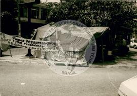 Barraca dos acampados em frente a sede do Incra (Papanduva-SC, [sem data]) [fotografia] / Fotógrafo(a) : Olívio Lamas. -- Ref.: BR-SPMST_MST-SN-CIN_AMP_000487-002840-AMT.