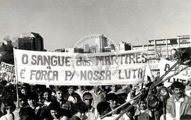 Manifestação em frente ao INCRA no Dia do Trabalhador Rural (Porto Alegre-RS, 27 jul. 1986) [fotografia] / Fotógrafo(a) : Karine Emerich. -- Ref.: BR-SPMST_MST-SN-CIN_AMP_000451-002595-AMT.