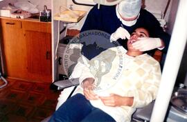 Assentamento "Reunidas" do MST - atendimento odontológico (Promissão-SP, 11 jul. 1998) [fotografia] / Fotógrafo(a) : Arquivo MST. -- Ref.: BR-SPMST_MST-SN-CIN_AMP_000349-001669-ASS.