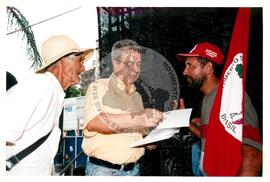 Mobilização para Marcha das Mulheres do acampamento "Terra sem males" do MST na Praça da Sé (São Paulo-SP, 08 mar. 2002) [fotografia] / Fotógrafo(a) : Arquivo MST. -- Ref.: BR-SPMST_MST-SN-CIN_AMP_000399-002293-AMT.