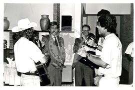 Grupo Oficina do MST presta homenagem ao embaixador de Cuba e Che Guevara (Distrito Federal (Brasil), 28 ago. 1997) [fotografia] / Fotógrafo(a) : Francisca Montejo. -- Ref.: BR-SPMST_MST-SN-CIN_AMP_000581-003231-AMT.