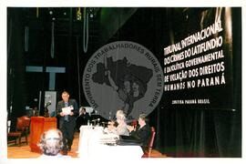 Tribunal Internacional dos Crimes do Latifúndio e da Política Governamental de Violação dos Direitos Humanos (Curitiba-PR, 02 mai. 2001) [fotografia] / Fotógrafo(a) : Douglas Mansur. -- Ref.: BR-SPMST_MST-SN-CIN_AMP_000135-000999-ACS.
