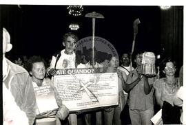 Missa de 30 dias da morte do Padre Josimo Moraes Tavares na Catedral da Sé (São Paulo-SP, 08 jun. 1986) [fotografia] / Fotógrafo(a) : Douglas Mansur. -- Ref.: BR-SPMST_MST-SN-CIN_AMP_000368-001773-AMT.