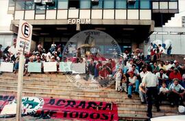Manifestação do Fórum (Campo Grande-MS, 14 ago. 1999) [fotografia] / Fotógrafo(a) : Marcial G. Congo. -- Ref.: BR-SPMST_MST-SN-CIN_AMP_000609-003462-AMT.