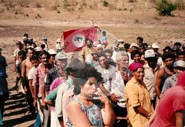 Ocupação da Fazenda do Governo (Arco Verde-PE, 19 jan. 1992) [fotografia] / Fotógrafo(a) : Reginaldo Pacheco. -- Ref.: BR-SPMST_MST-SN-CIN_AMP_001871-014172-OCU.
