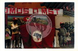 Encontro de Jovens do MST UNICAMP (Campinas-SP, 02 jul. 1999) [fotografia] / Fotógrafo(a) : Douglas Mansur. -- Ref.: BR-SPMST_MST-SN-CIN_AMP_001923-014469-SJM.