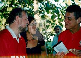 Partida de futebol entre o time do MST e do Chico Buarque (Rio de Janeiro (Estado), mar. 2000) [fotografia] / Fotógrafo(a) : Maysa Mendonça. -- Ref.: BR-SPMST_MST-SN-CIN_AMP_000805-005208-CUL.