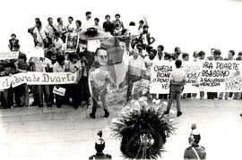 Manifestação contra visita do presidente de El Salvador (El Salvador, 20 jun. 1986) [fotografia] / Fotógrafo(a) : Regina Vilela. -- Ref.: BR-SPMST_MST-SN-CIN_AMP_001066-008620-RIT.