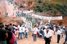 Inauguração da Ponte no assentamento "Nova Dely" (Bahia, [sem data]) [fotografia] / Fotógrafo(a) : Antônio Araújo. -- Ref.: BR-SPMST_MST-SN-CIN_AMP_001023-007935-ELF.