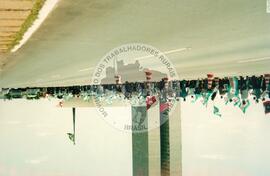 Mobilização em Brasília durante a Jornada Nacional "Acampamento Nacional Eldorado dos Carajás" (Brasília-DF, 03 set. 2001) [fotografia] / Fotógrafo(a) : Gildo Aguiar. -- Ref.: BR-SPMST_MST-SN-CIN_AMP_001918-014375-SJM.