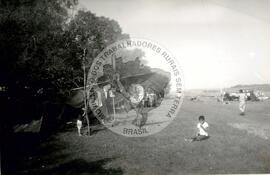 Acampamento do MST [sem identificação] (São Miguel das Missões-RS, jul. 1992) [fotografia] / Fotógrafo(a) : Debora Lerrer ; Claudemir. -- Ref.: BR-SPMST_MST-SN-CIN_AMP_000088-000706-ACP.