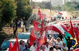 Entrega do resultado do plesbicito da ALCA atividades nacionais conjuntas (Distrito Federal (Brasil), 16 set. 2001) [fotografia] / Fotógrafo(a) : Gildo Aguiar. -- Ref.: BR-SPMST_MST-SN-CIN_AMP_000586-003311-AMT.