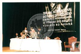 Tribunal Internacional dos Crimes do Latifúndio e da Política Governamental de Violação dos Direitos Humanos (Curitiba-PR, 02 mai. 2001) [fotografia] / Fotógrafo(a) : Douglas Mansur. -- Ref.: BR-SPMST_MST-SN-CIN_AMP_000135-001033-ACS.