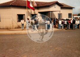 Ocupação da Prefeitura de Inácio Martins (Paraná, 08 ago. 1988) [fotografia] / Fotógrafo(a) : Jacir Paguissati. -- Ref.: BR-SPMST_MST-SN-CIN_AMP_001889-014198-OCU.