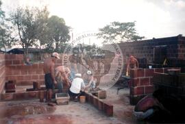 Assentamento "Justino" do MST - construção civil (Santa Catarina, [sem data]) [fotografia] / Fotógrafo(a) : Arquivo MST. -- Ref.: BR-SPMST_MST-SN-CIN_AMP_000203-001511-ASS.