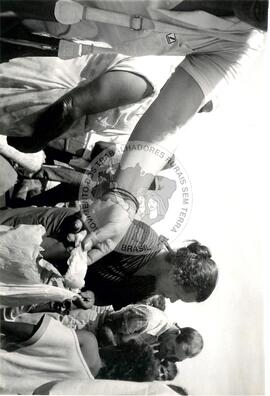 Grupo Projeto Liberdade-Despejo Fazenda Pandeny (São Paulo (Estado), [sem data]) [fotografia] / Fotógrafo(a) : Douglas Mansur. -- Ref.: BR-SPMST_MST-SN-CIN_AMP_001791-012961-VPP.