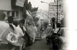 Manifestação em frente ao Palácio da Justiça (Porto Alegre-RS, 1992) [fotografia] / Fotógrafo(a) : Débora Lerrer. -- Ref.: BR-SPMST_MST-SN-CIN_AMP_000462-002700-AMT.