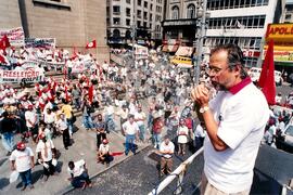 Chegada da Marcha Nacional à Brasília (Brasília-DF, fev. 1997) [fotografia] / Fotógrafo(a) : Douglas Mansur ; Paulo P. Lima. -- Ref.: BR-SPMST_MST-SN-CIN_AMP_001397-011026-MAC.