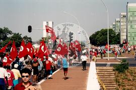 Entrega do resultado do plesbicito da ALCA atividades nacionais conjuntas (Distrito Federal (Brasil), 16 set. 2001) [fotografia] / Fotógrafo(a) : Gildo Aguiar. -- Ref.: BR-SPMST_MST-SN-CIN_AMP_000587-003367-AMT.