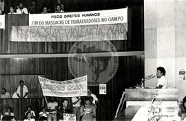Ato na Câmara Municipal de São Paulo em homenagem ao Padre Ramim assasinado em junho de 1985 (São Paulo-SP, 10 dez. 1985) [fotografia] / Fotógrafo(a) : Regina Vilela. -- Ref.: BR-SPMST_MST-SN-CIN_AMP_000364-001749-AMT.