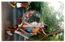 Semana Nacional de Cultura Brasileira e Reforma Agrária (Rio de Janeiro-RJ, 18 mar. 2002) [fotografia] / Fotógrafo(a) : João Laet. -- Ref.: BR-SPMST_MST-SN-CIN_AMP_001817-013435-NDT.