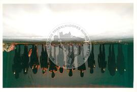 Mística de Abertura do Tribunal (Curitiba-PR, 02 mai. 2001) [fotografia] / Fotógrafo(a) : Douglas Mansur. -- Ref.: BR-SPMST_MST-SN-CIN_AMP_001917-014308-SJM.